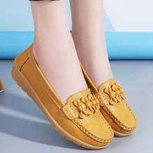 2025年春秋新款大码护士鞋休闲平跟女鞋豆豆鞋真皮妈妈鞋坡跟单鞋