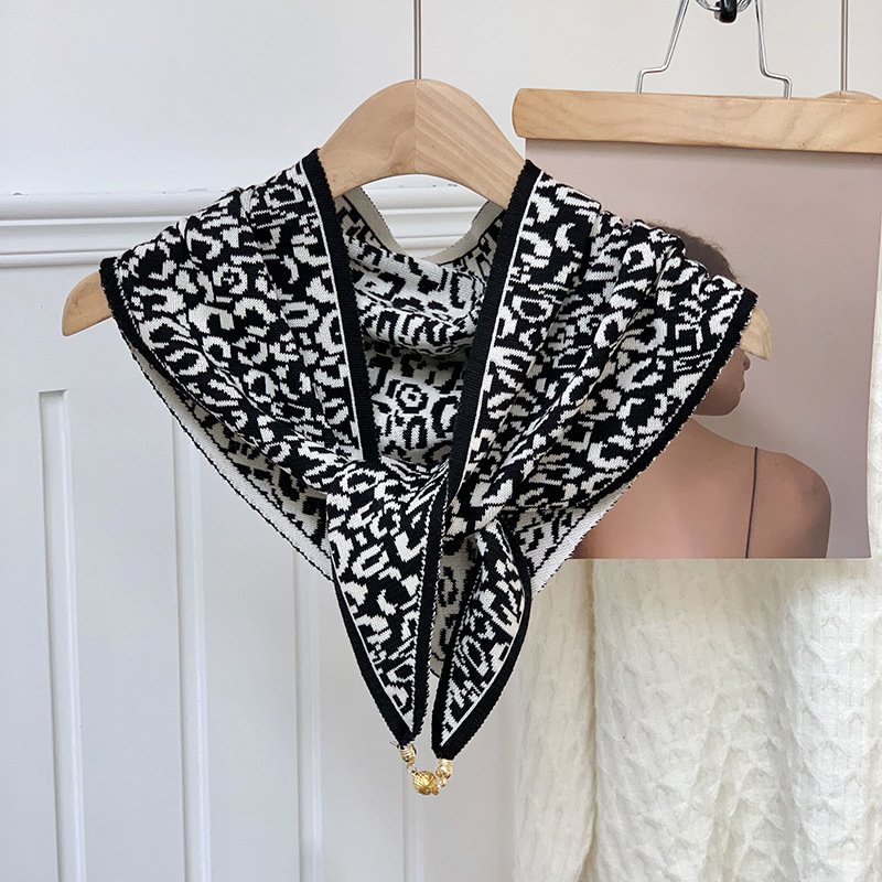 Otoño y invierno nuevo tipo de hebilla de succión de mil pájaros tejidos de doble cara toalla triangular para mujeres pequeñas bolas de oro de alto nivel de protección de cuello buñuelo