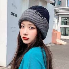 帽子の女性は冬に保温ニット帽を厚くして、国境を越えた韓国版の耳保護両面に帽子を積んだ毛糸帽の男性卸売りをしている