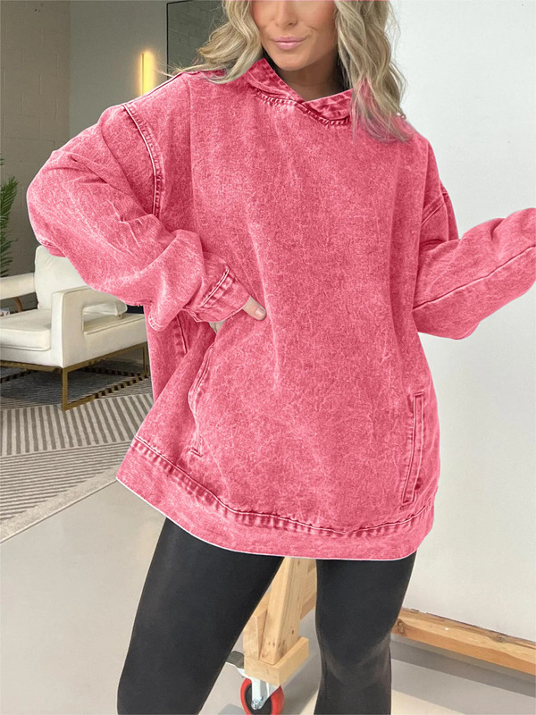 国境を越えた欧米の人気モデルの婦人服には、ゆったりとした帽子をかぶったカウボーイのセーターがついている|undefined