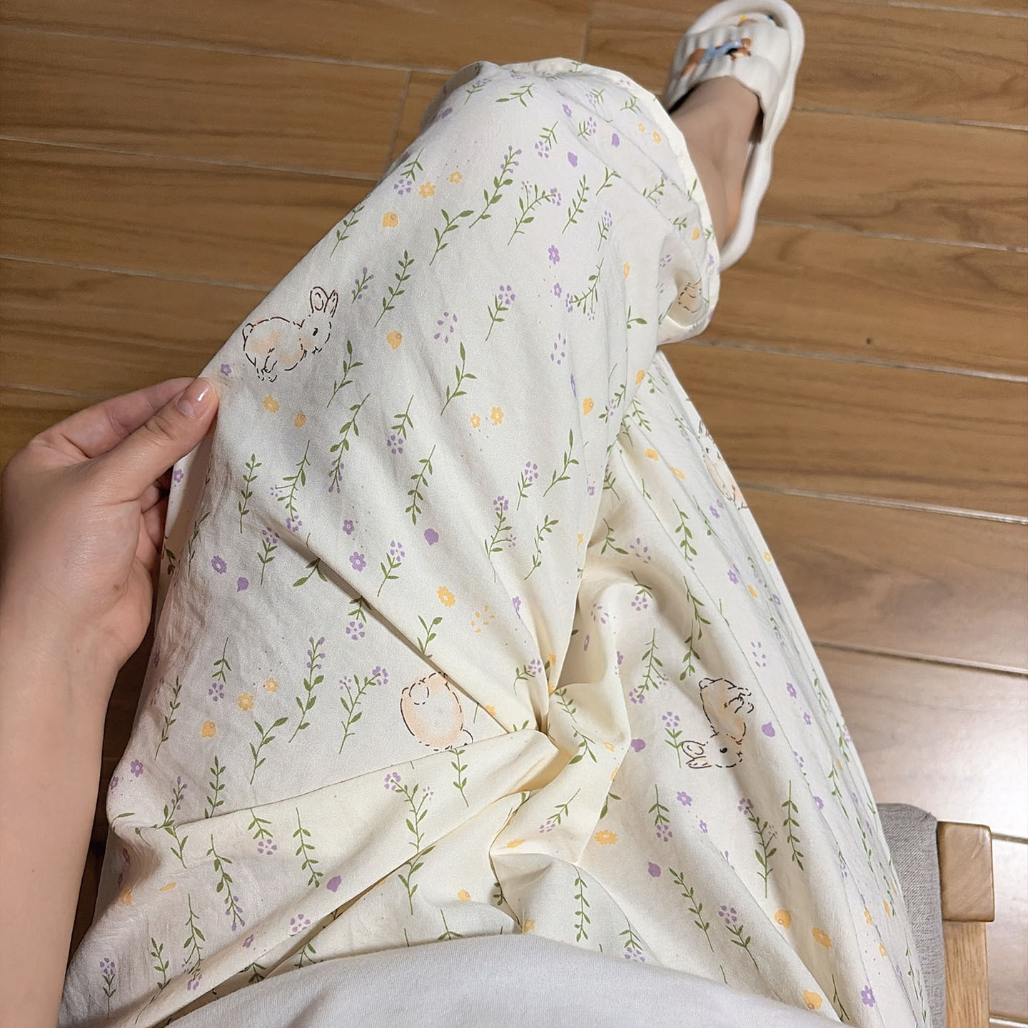 밝은 노란색 꽃 토끼