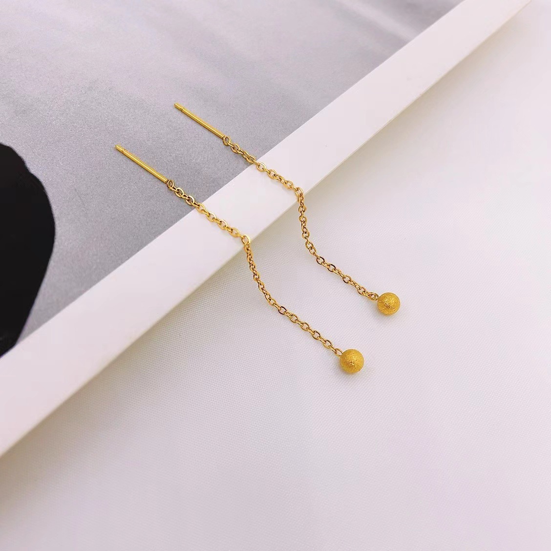 Pendientes de frijol chapados en oro de 18K temperamento femenino Corea del Sur pendientes de cuentas simples Internet celebridad pendientes largos pendientes de acero de titanio