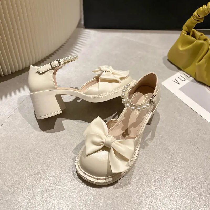 Sandalias en línea para mujeres 2024 nueva moda de estilo universal, zapatos suaves, zapatos de tacón grueso, zapatillas frías de dama