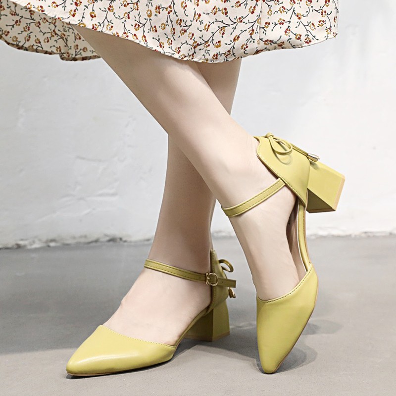 Nuevo estilo chino de verano 2026 zapatos de verano de punta de tacones gruesos sandalias de tacones altos de mujer zapatos de arco de arco