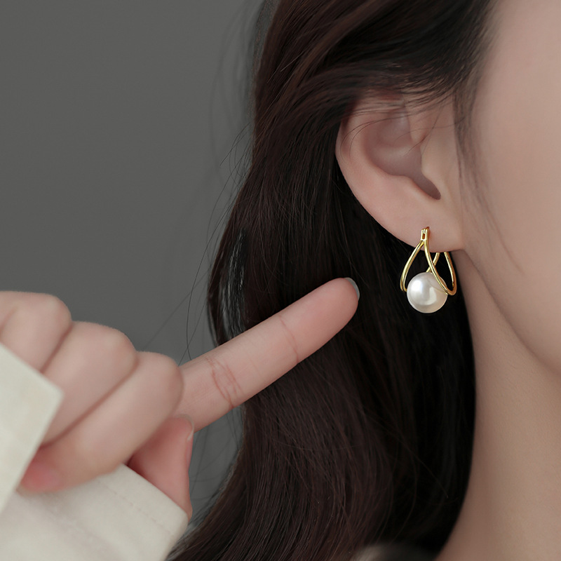 Elegant fashionable earrings from pearl