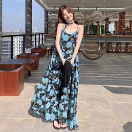 海边度假蓝色碎花吊带连衣裙女2025夏夏针织衫气质雪纺沙滩裙涤纶