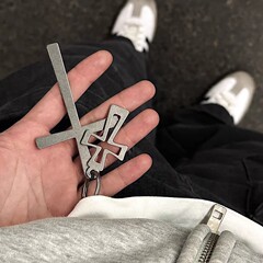 現物双銃灰双十字架キーホルダー銀灰色亜文化y 2kは装飾部品のクロスボーダー電気商を着ています。