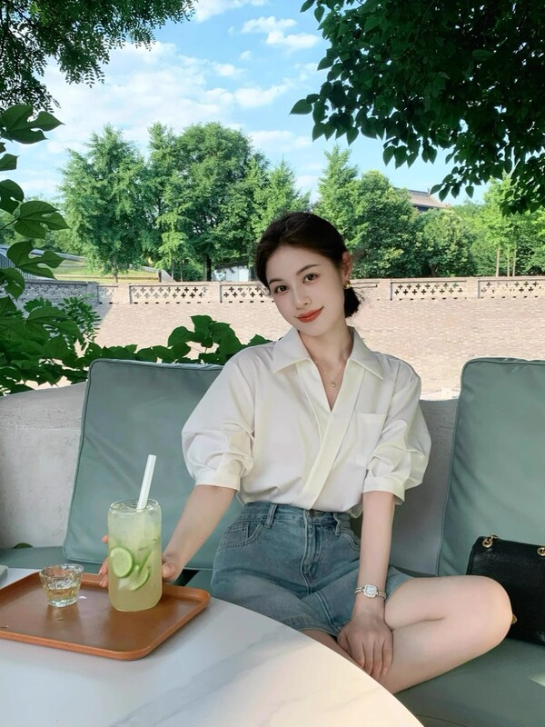 フランスの高級白Vネック半袖シャツ、女性用夏ニッチデザイン、シックで美しい気質のラペルシャツ|undefined