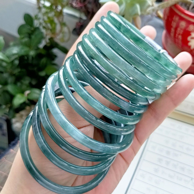Vòng tay ngọc bích A dạng tròn mỏng, chất liệu ngọc bích tự nhiên, màu xanh nước – xanh tím, bề mặt bóng mịn, hoa văn nổi tự nhiên — Vòng tay thanh mảnh ngọc A hàng chính hãng đảm bảo A chi tiết 5