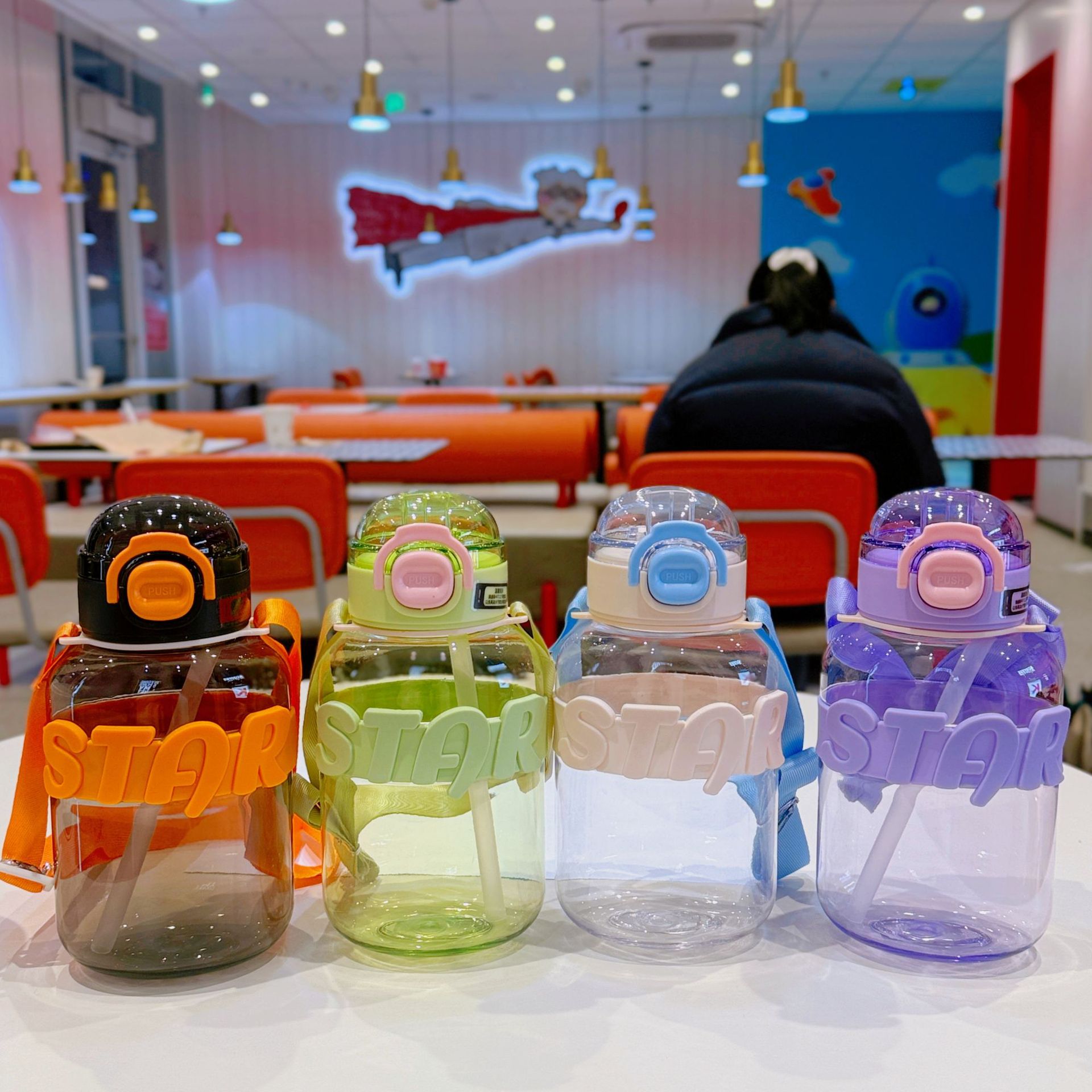 Yitong tazas de agua para niños tazas de estómago de estudiantes tazas de plástico de gran capacidad tazas de paja de estómago de verano nuevas botellas portátiles