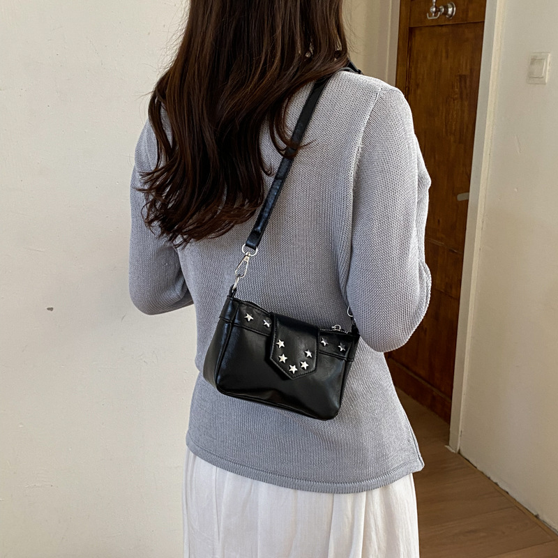 Simple retro bolso axilar 2026 nuevo bolso de remaches personales coreano en el temperamento bolso de hombro de viaje