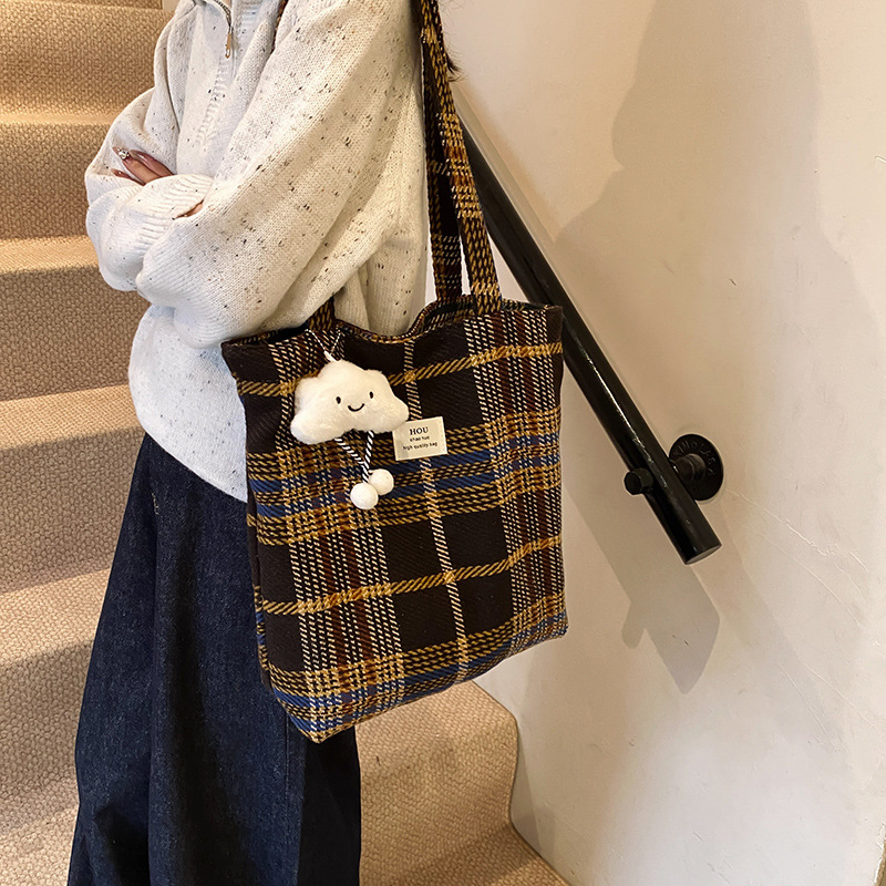 Bolsa de hombro de gran capacidad de invierno para mujeres 2024 nuevo bolso de lana cuadrado retro bolso de viaje de estudiantes universitarios