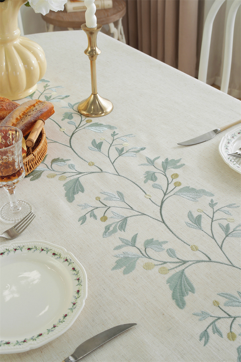 Nappe vintage à fleurs rouges en jacquard avec pompons_voghion.com