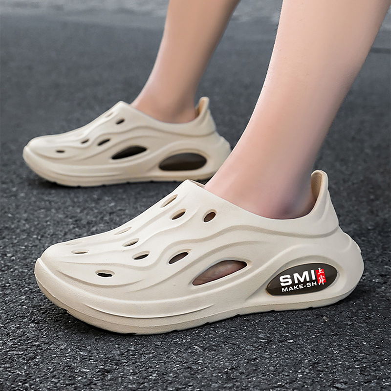Zapatos con agujeros de verano nuevo estilo de los hombres al aire libre todo incluido antideslizante uso exterior conducción en la playa fondo grueso aumento sandalias y zapatillas de vadeo