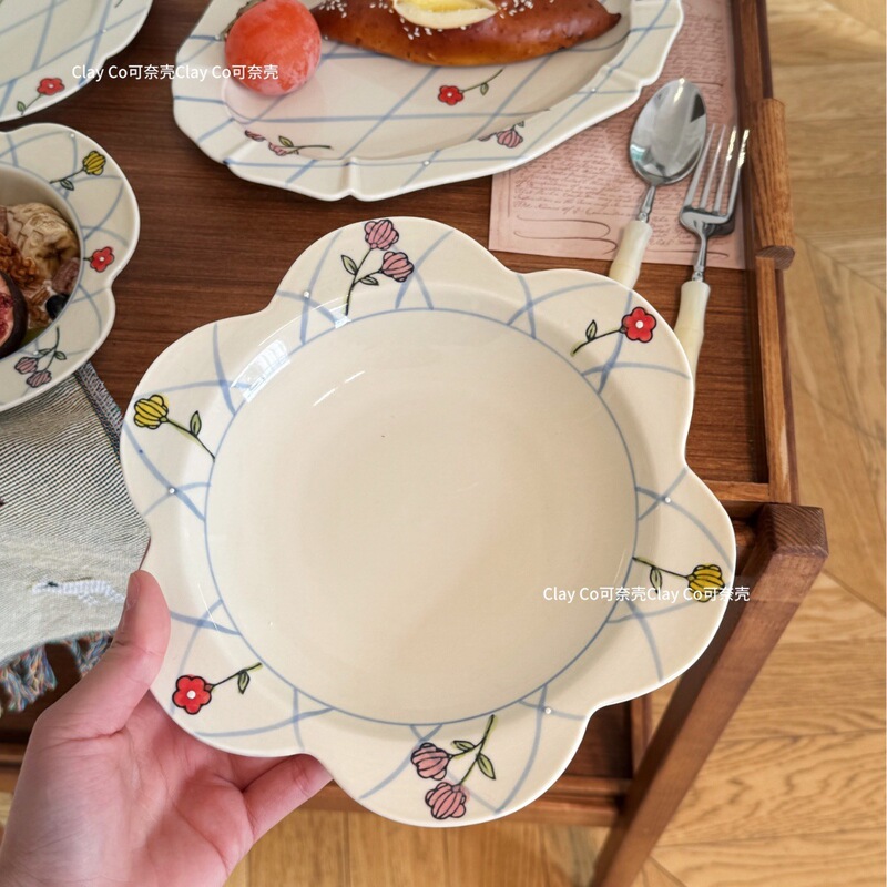 Flower-Shaped High-Quality Ceramic Tableware Set for Home Use, Light Luxury Retro Style, Including Rice Bowls, Dessert Bowls, Plates, Soup Plates, and Fruit Plates