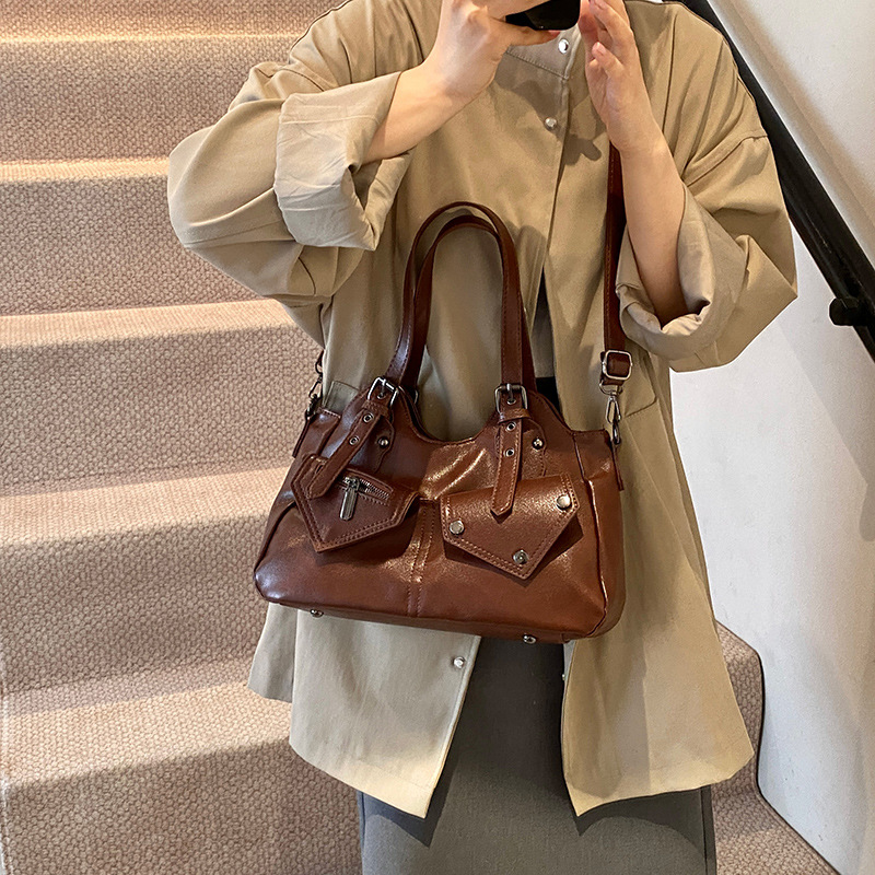 Bolso de alta capacidad retro europeo y americano 2024 nuevo bolso de mensajero portátil con costuras bolso femenino bolso de axila de cuero suave simple