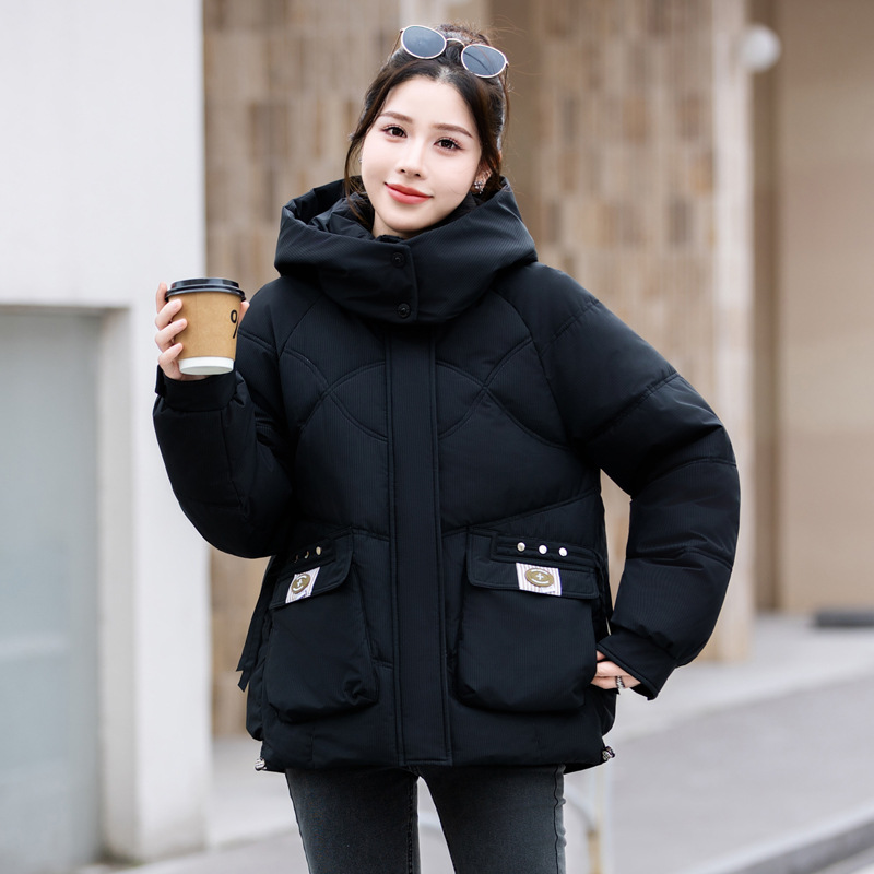 2024 nueva chaqueta de algodón de pluma de mujer popular este año, chaqueta de algodón de invierno pequeña chaqueta de algodón negro corto