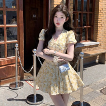 清新甜美淡黄色碎花v领系带收腰百褶连衣裙女夏季INS新款日系短裙