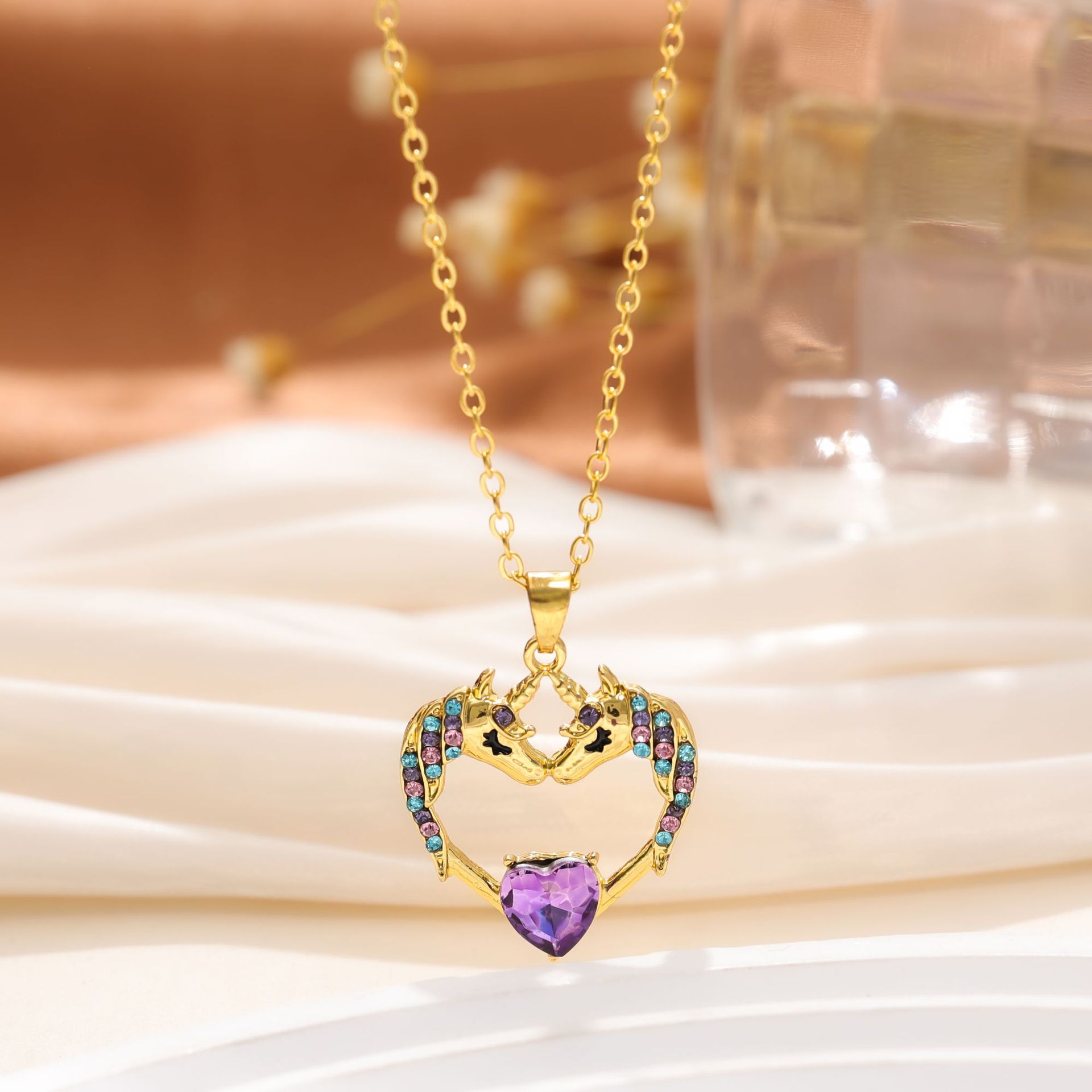 Venta caliente transfronteriza europea y americana colgante de amor de diamantes coloridos en forma de corazón collar de mujer collar de unicornio regalo del día de la madre
