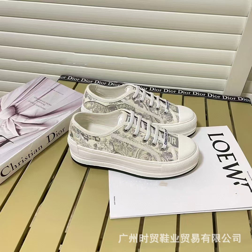 Gray tiger embroidery thick