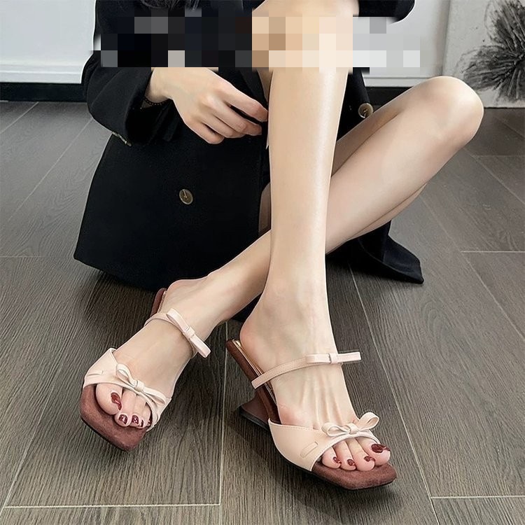 Hermosas sandalias de arco de pendiente de verano para mujeres 2026 nuevas zapatillas de estilo francés con cabeza cuadrada con dedos abiertos