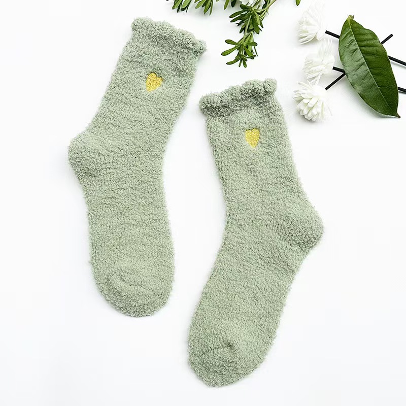 Calcetines hasta la pantorrilla con bordado de corazón en hilo dorado que no se desprende, calcetines cálidos para estar en casa, calcetines de invierno para dormir para mujer, calcetines de felpa coral de fábrica.