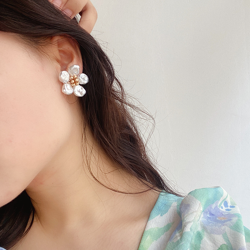 1 Pair Retro Lady Flower Imitation Pearl Alloy Ear Studs display picture 4