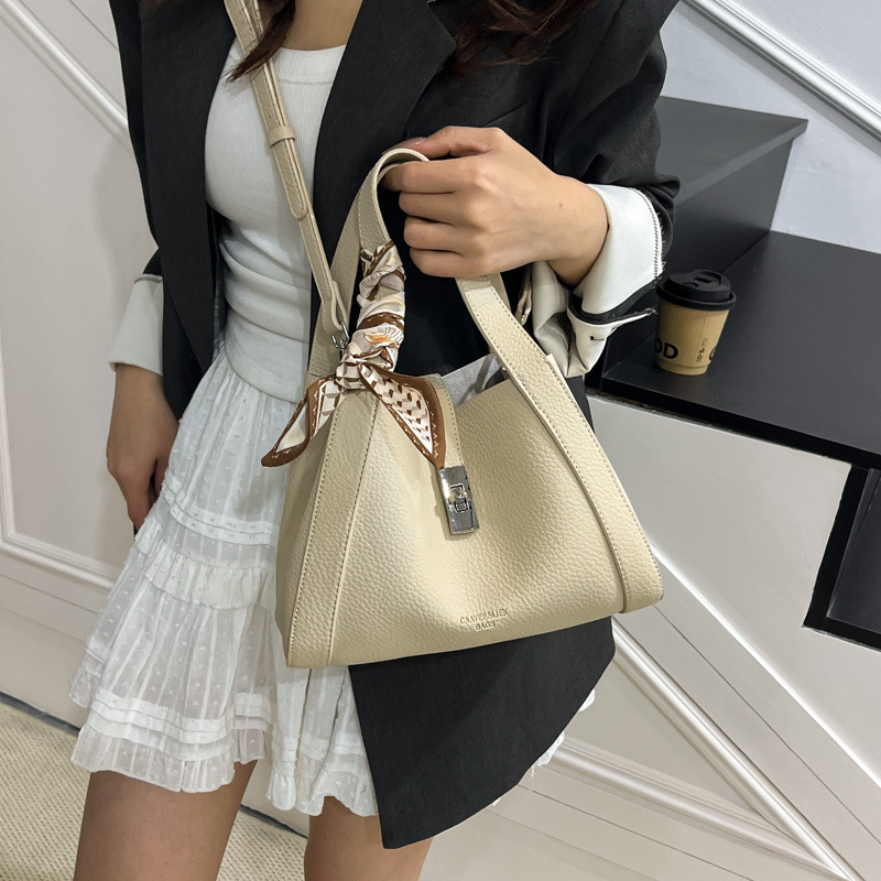 Bolso de mano de textura de alta calidad para mujer 2025 nuevo estilo nicho bolso de cubo de un solo hombro mensajero cesta de verduras bolso de viaje