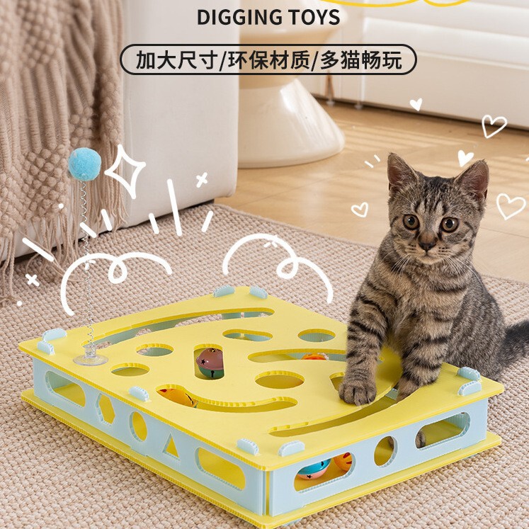猫が穴を開けておもちゃを作っています。|undefined