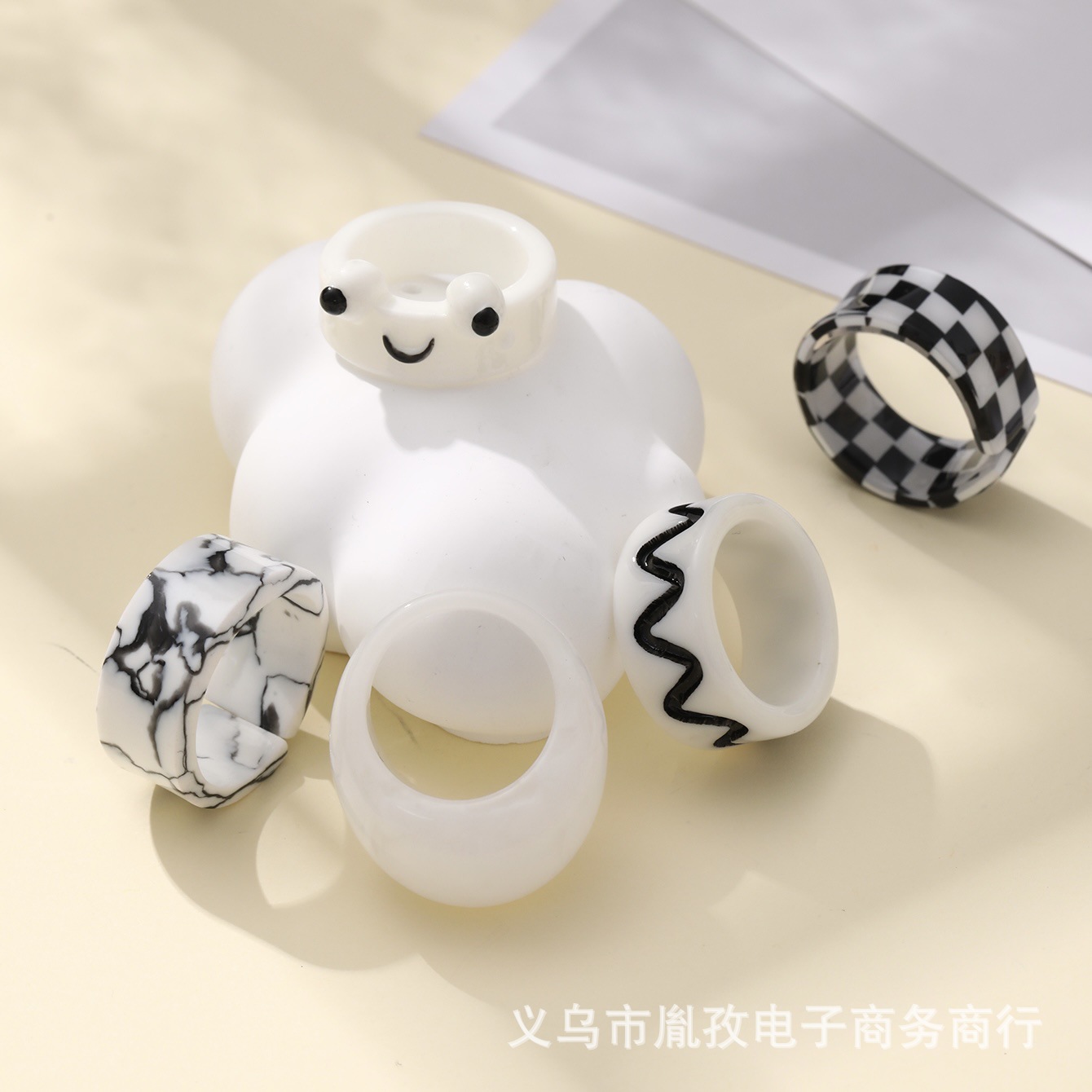 Transfronterizo Amazon nuevo tablero de dibujos animados celosía mármol grieta resina diversión personalidad anillo conjunto traje