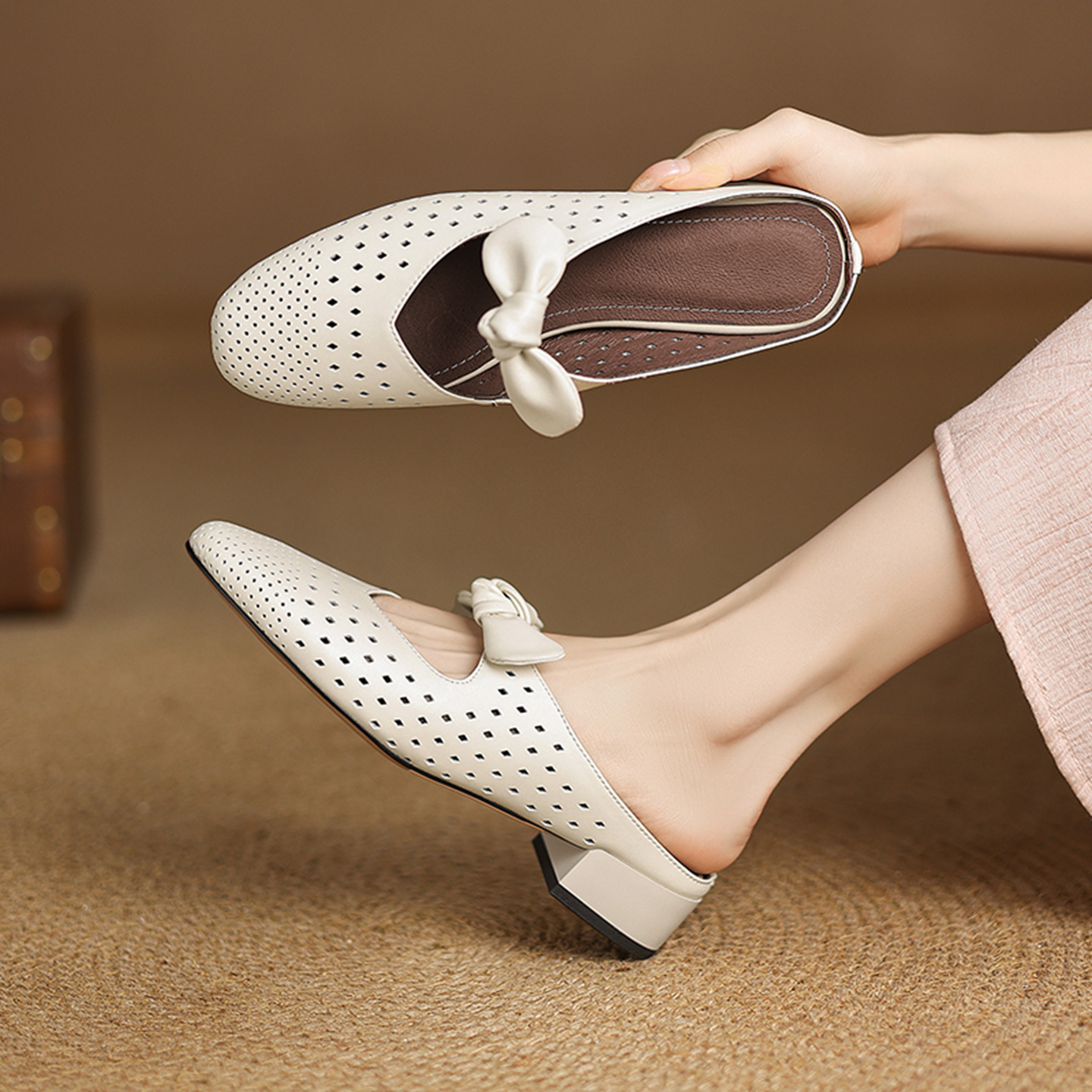 Dép sandal nữ da bò đục lỗ mũi kín quai hậu gót thấp — Màu hồng