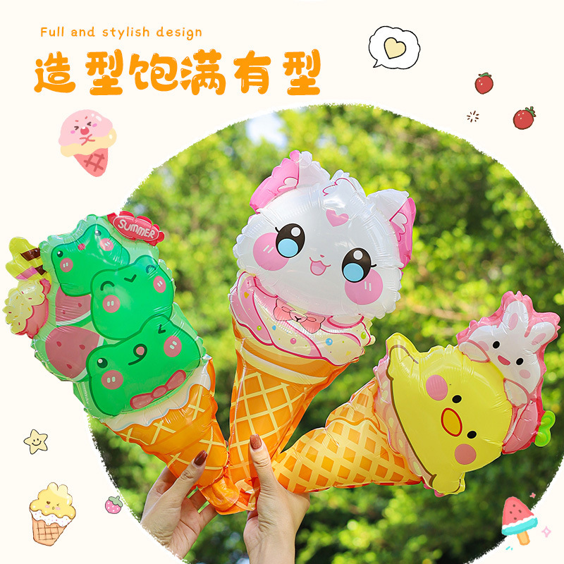 かわいい漫画のアイスクリームの形をした大きな手持ちパーカッションスティック、小さなギフト、子供の誕生日漫画の風船|undefined