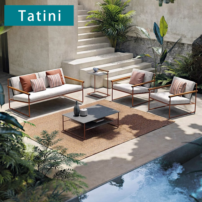 Conjunto de muebles de diseño para exteriores, sofá de teca y acero inoxidable para balcón, terraza o jardín.