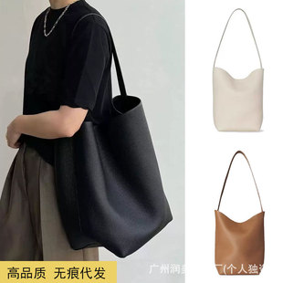 THE ROW������ˮͰ��ţƤ��֦�y���ذ����nͨ���¿�μ�Ҹ�°�Ů