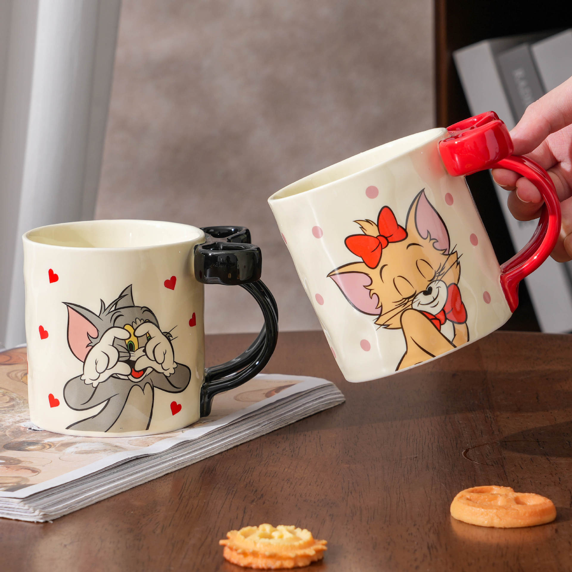 Gato y ratón tazas de marca de dibujos animados encantadores copas de agua tazas de cerámica domésticas tazas de café de oficina de alto valor facial