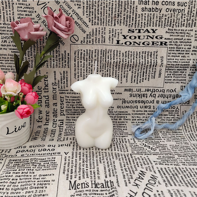 Pequeño medio desnudo