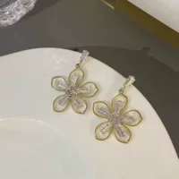 Серьги серебро 925 пробы, циркония в форме цветка, позолоченный цвет, лёгкие, простой элегантный дизайн