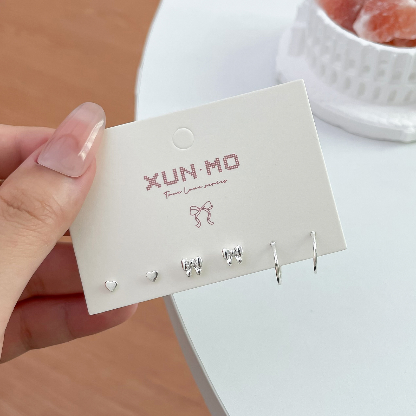 Juego de pendientes de aguja plateados, sencillos y compactos para mujer, pendientes geométricos en forma de corazón, bonitos, dulces y versátiles, venta al por mayor para puestos de mercado