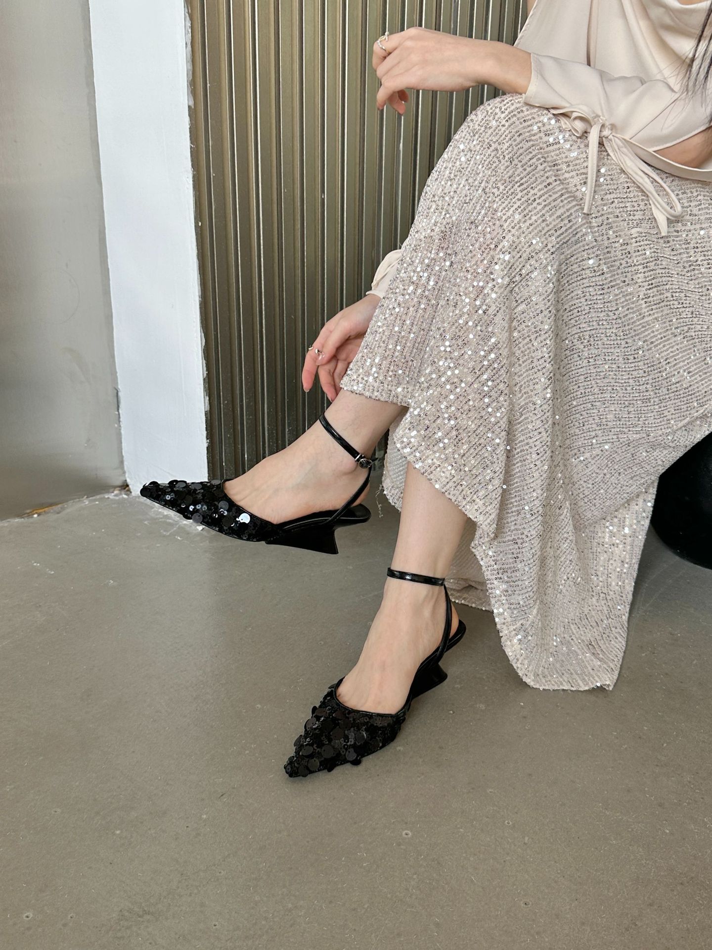 Temporada primavera otoño 2024 Nuevos zapatos de lentejuelas de alta gama para mujer, tacones bajos puntiagudos medios y poco profundos, zapatos planos, pequeños_voghion.com