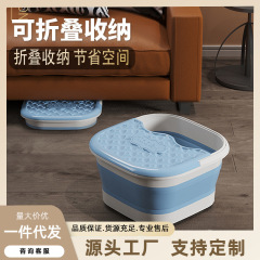 家庭用の厚いバケツは大人が足を折って、足をマッサージします。