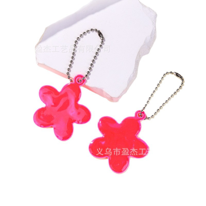 Fábrica directa de nuevos colgantes reflectantes de flores llaveras de PVC colgantes de color joyas reflectantes al por mayor en stock