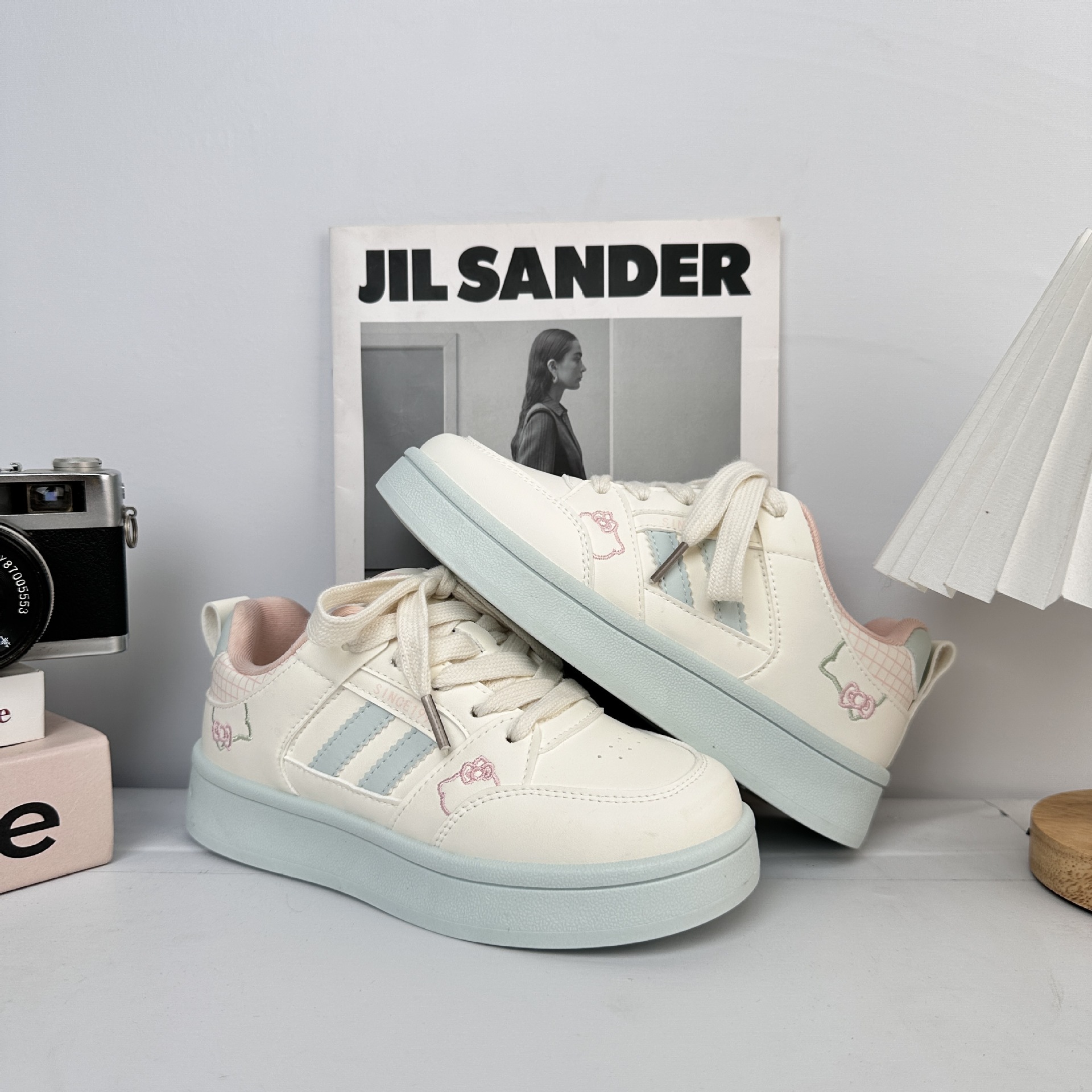 Zapatos de soleas gruesas de larga onda para mujeres 2025 nuevos zapatos blancos de verano nicho universal zapatos de pan de deporte casual