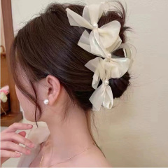 新商品の蝶結びのつかみの半分は髪を刺します。