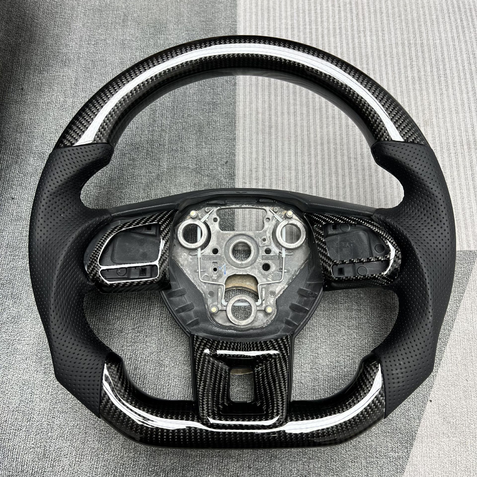Custom Carbon Fiber Steering Wheel from the Source Manufacturer, Suitable for Modification and Processing of Roewe Mg Car Steering Wheels