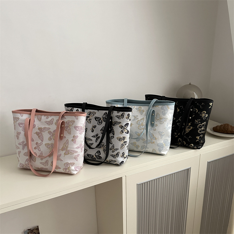 Nueva primavera y verano, nueva bolsa china de gran capacidad, estilo nacional de mariposa bordada bolsa de cubo, bolsa de hombro casual versátil.