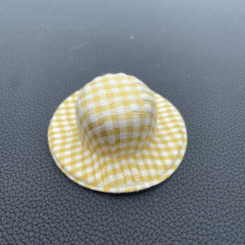 노란색과 흰색 체크무늬 모자