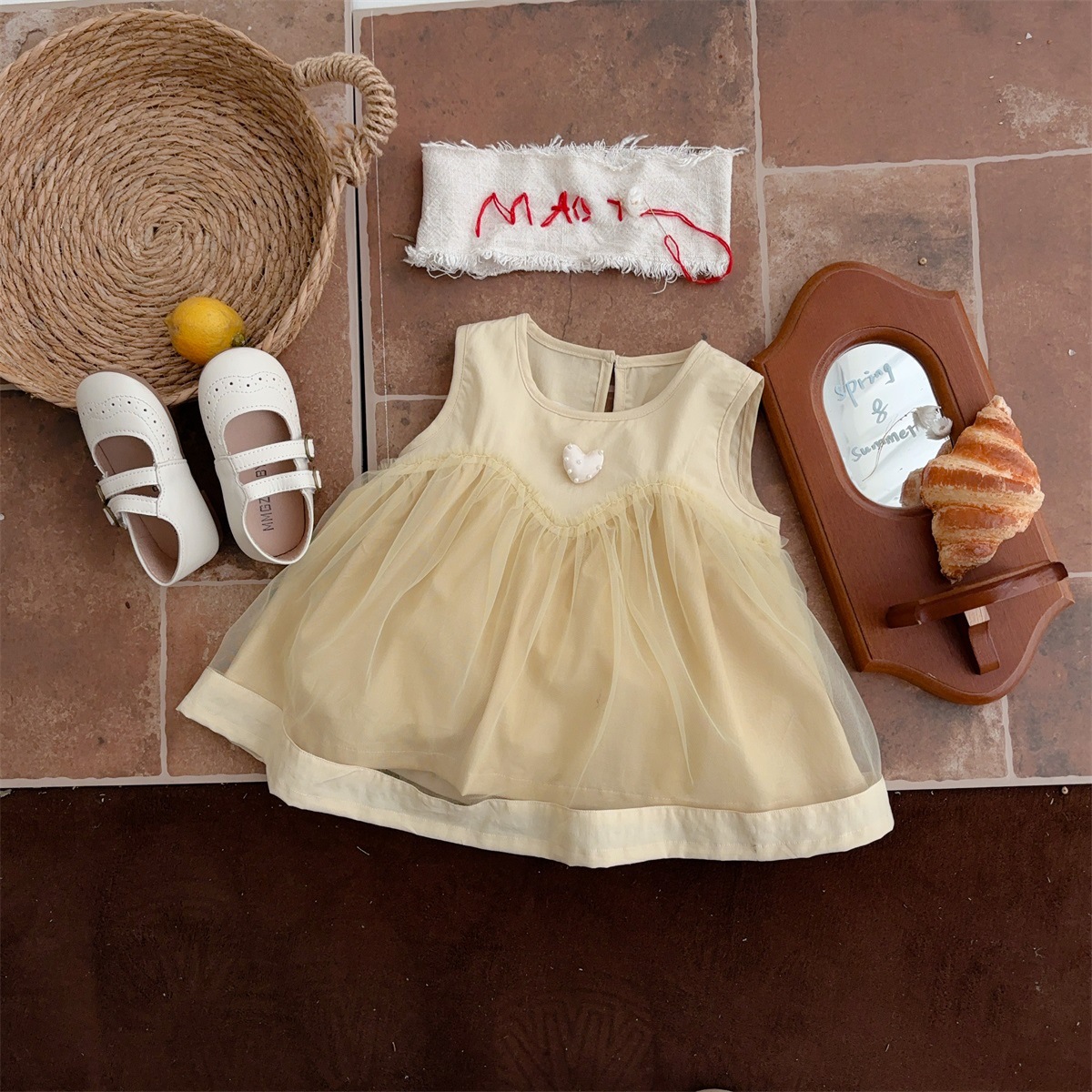 Ropa de bebé 2025 verano nuevo traje para niños vestido de amor coreano pantalones de encaje fuera de dos piezas