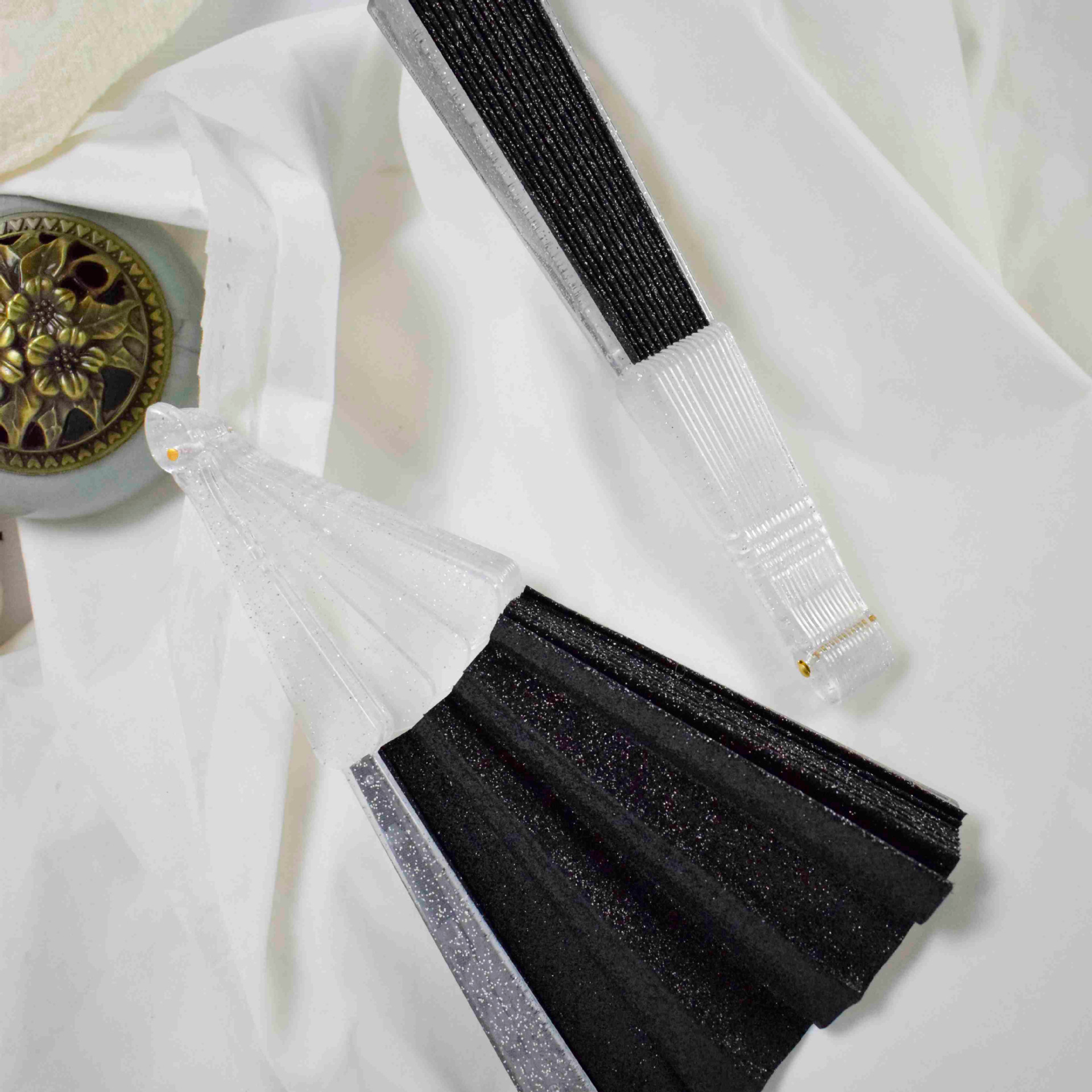 Fábrica de nuevos productos de polvo brillante superficie de tela brillante ventilador de fractura de plástico ventilador de espectáculo de danza sofisticado ventilador de regalo de artesanía