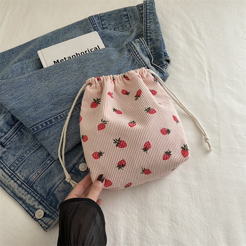 Bolsos de fresas lindos para mujeres 2024 nueva moda bolsas de cubo de velcro simple pequeño fresco de hombro mochila de moda