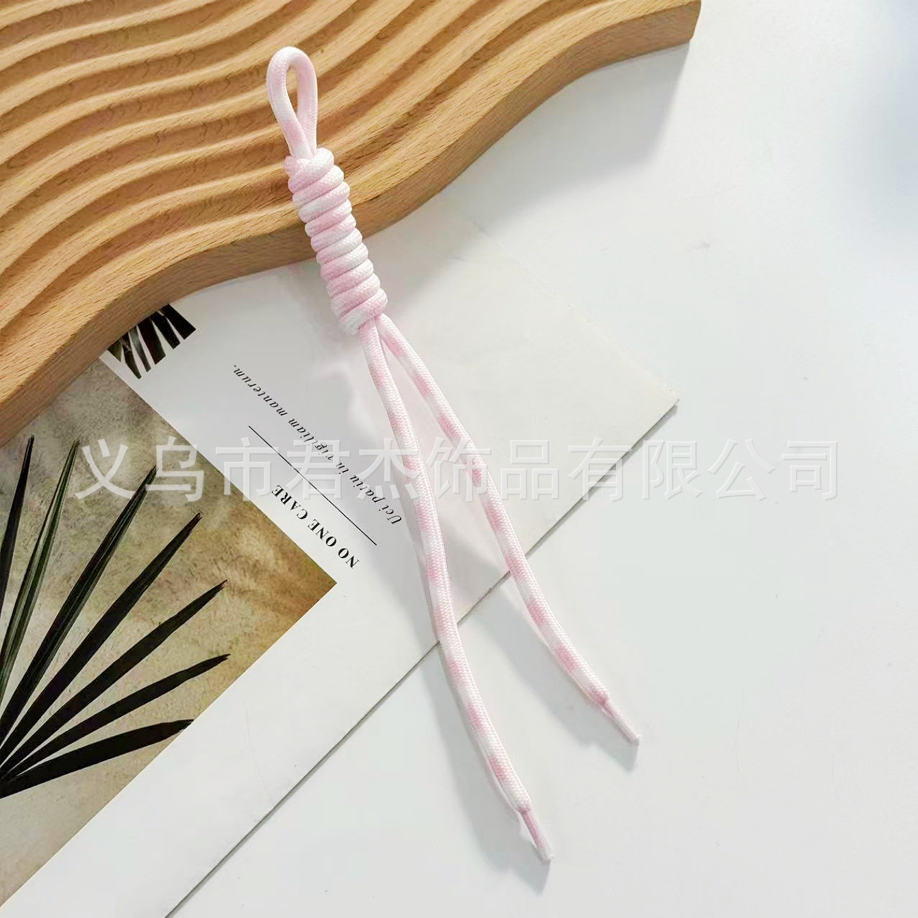 編みカバンのストラップの螺旋の結び紐のiuは鍵のボタンのネットの赤い色の結びの縄の装飾の部品を結びます。